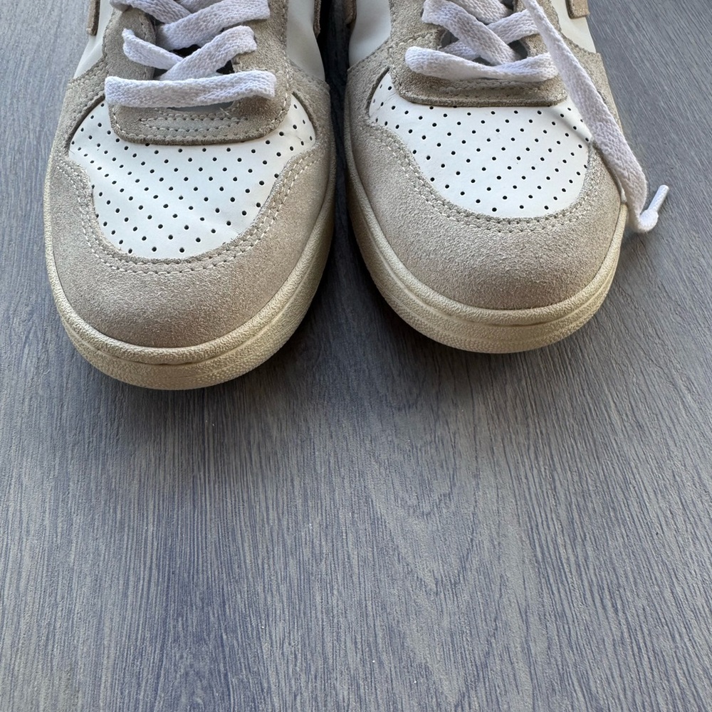 Veja White and Tan Sneakers Retro-Inspired Design - Picture 9 of 10